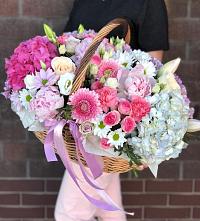 Композиция солнечный день в Зарудне Цветочная композиция из Розы, Хризантемы, Пионы и Лизиантусы в корзине в Зарудне